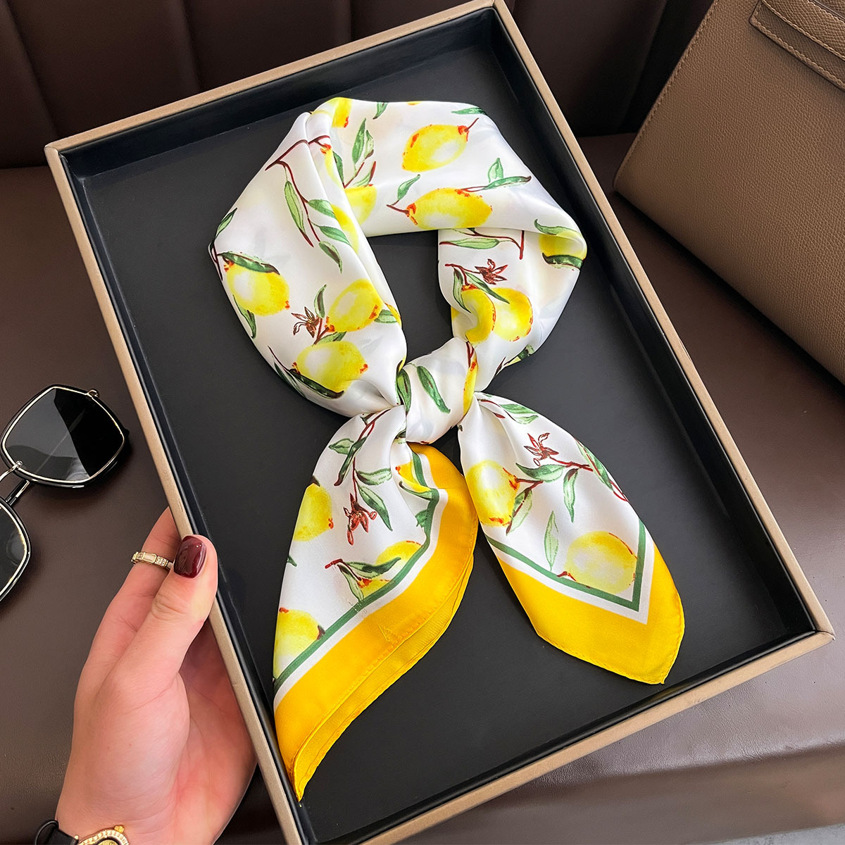 Foulard carré en soie imprimé  - Ascot Neck Scarf avis et prix