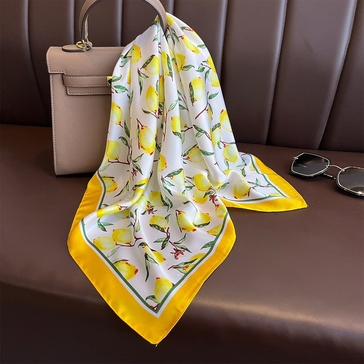 Foulard carré en soie imprimé  - Ascot Neck Scarf avis et prix